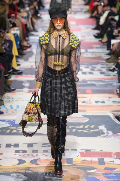 Look 10